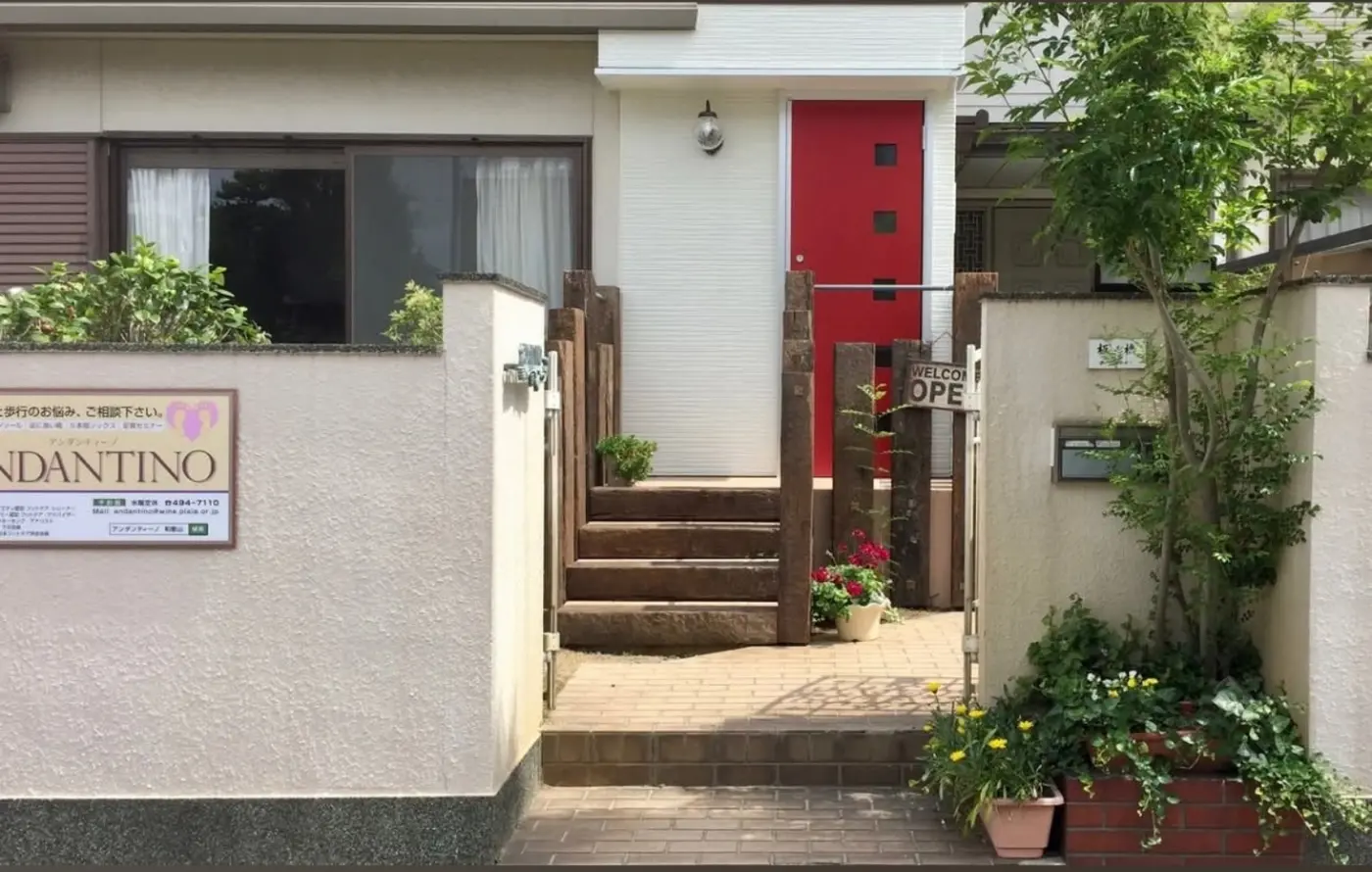 赤い扉とANDANTINOの看板がある和歌山市新高町の店舗外観