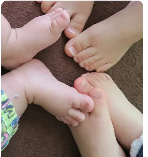 子どもの足のイメージ