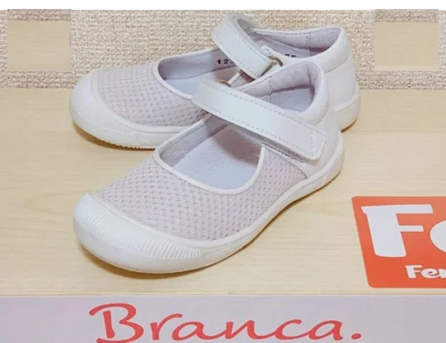 細足さん専用の上履きBrancaの白い一足