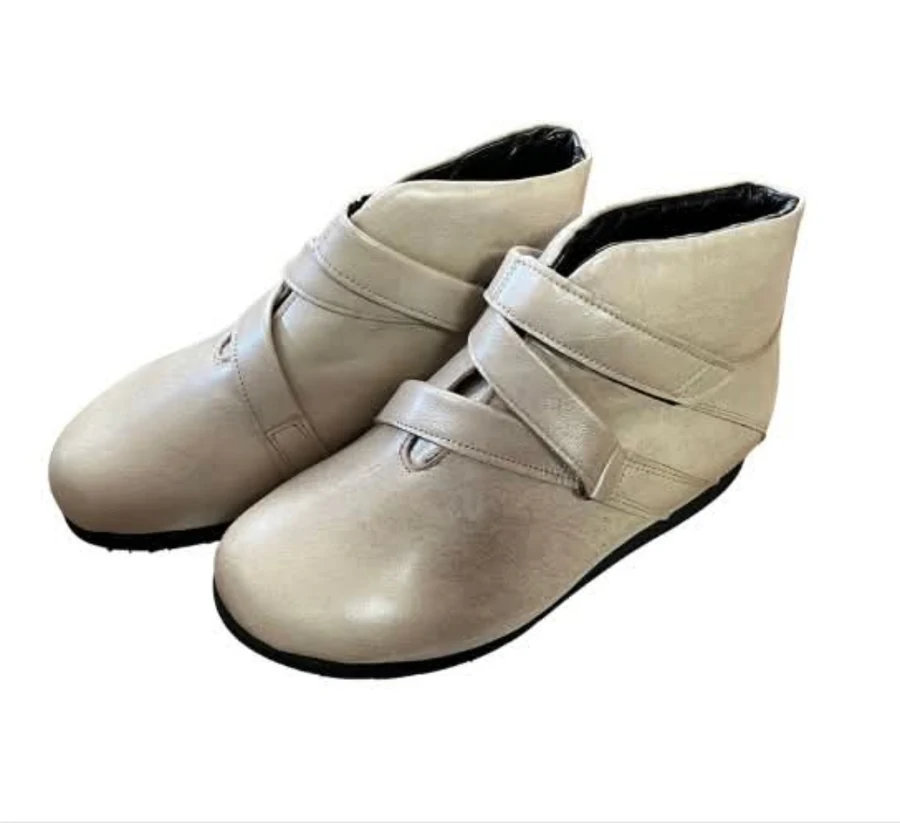 ベージュのKenplantarショートブーツ、面ファスナー2本留め